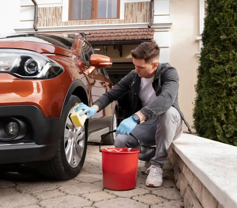 Lavage auto à domicile Bézu-Saint-Germain : professionnel intervenant sur un véhicule